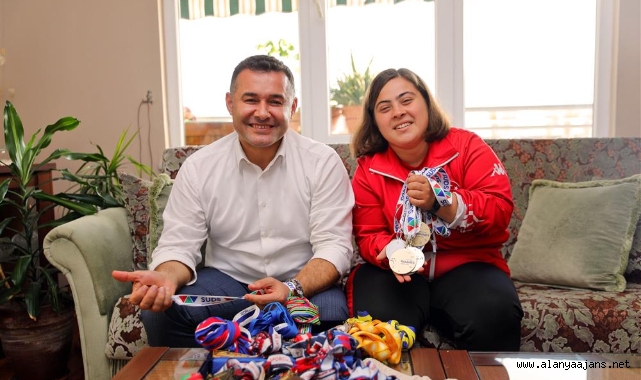 BAŞKAN YÜCEL ŞAMPİYON DİLARA'YI EVİNDE ZİYARET ETTİ