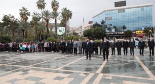 Alanya’da 24 Kasım’a sağanak yağış altında kutlama