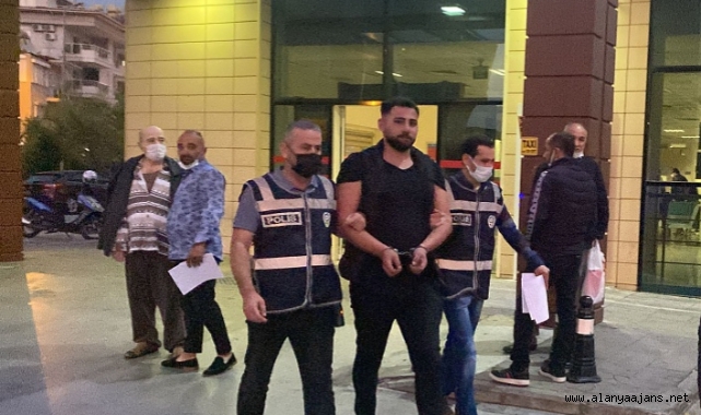 Alanya’da arkadaşlar arasında tartışma çıktı! Gençlerden biri, kalbinden bıçaklandı