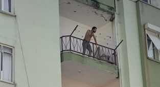 Alanya’da eline ne geçtiyse balkondan fırlattı!