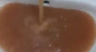 Alanya’da evin musluğundan çamur aktı