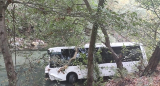 Alanya’da halk otobüsü şarampole düştü: 2 yaralı