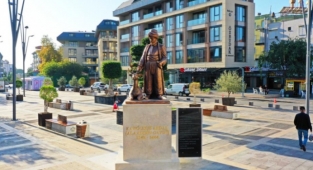 Alanya'da Kaygusuz Abdal heykeli Hacet meydanına yerleştirildi