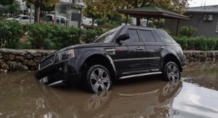 Alanya’da lüks araç yağmurdan nasibini aldı