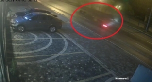 Alanya’da motosiklet sürücüsü ıslak yolda kaza yaptı!