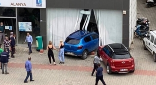 Alanya’da otomobil ASAT binasına daldı!