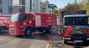 Alanya’da park halindeki kamyonet yandı