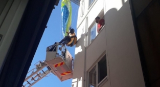 Alanya'da Rus turist paraşütle çatıda asılı kaldı