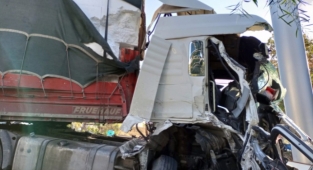 Alanya’da yoldan çıkan TIR, ortalığı savaş alanına döndürdü