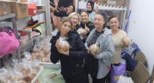 Alanyalı Arılar Petek evinde çalışıyor