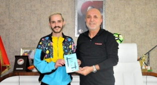 Alanyalı genç yazardan Çavuşoğlu'na ziyaret