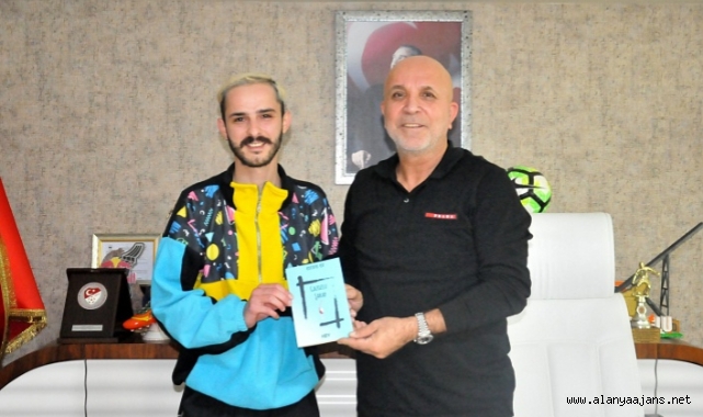 Alanyalı genç yazardan Çavuşoğlu'na ziyaret