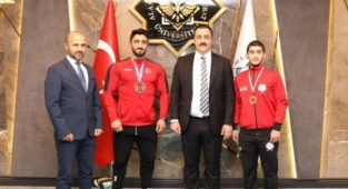 ALKÜ’lü sporculardan çifte başarı geldi