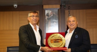 Başkan Şahin’e teşekkür plaketi