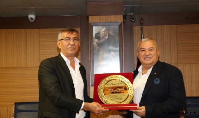 Başkan Şahin’e teşekkür plaketi