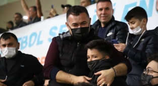 Başkan Yücel maçı şehit Aksoy'un çocuklarıyla birlikte izledi