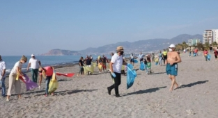 Mahmutlar’da yerleşik yabancılar temizlik yaptı