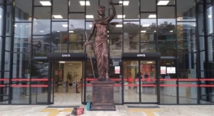 Alanya Adliyesinde adalet heykelinin yeri değişti!