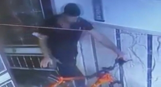 Alanya'da apartmandan bisiklet çaldı!