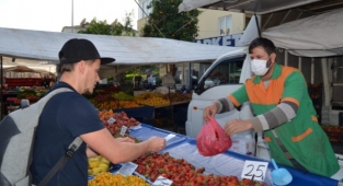 Alanya’da aşılama faaliyetlerine bir destek de pazar esnafından