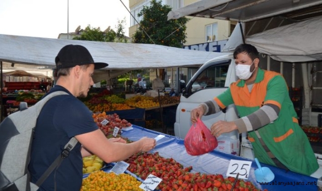 Alanya’da aşılama faaliyetlerine bir destek de pazar esnafından