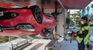 Alanya'da emniyet kemerinin önemi similasyon aracı ile anlatıldı