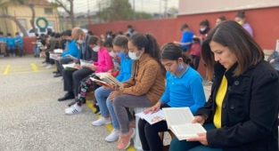 Alanya'da kitap okuma etkinliği