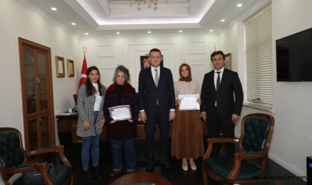 Alanya'da kütüphane yaptıran öğretmenlere başarı belgesi