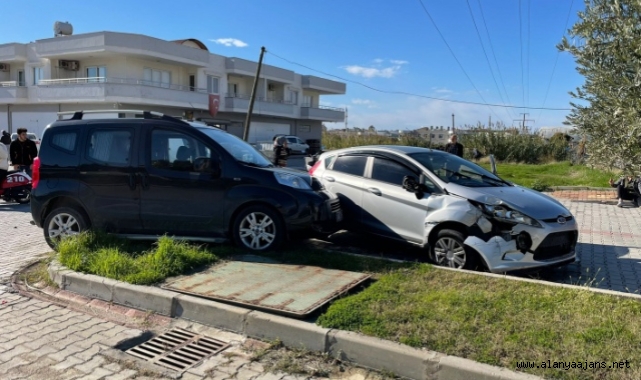Alanya'da maddi hasarlı kaza!