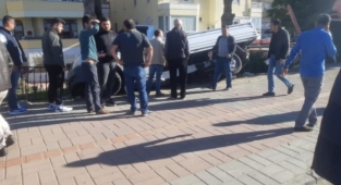 Alanya’da tomruk yüklü kamyon kaza yaptı: 2 yaralı