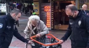 Alanya'da yaşlı kadının imdadına polis yetişti