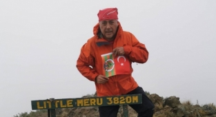 Alanyalı doktor Alanyaspor sevgisini Afrika'nın zirvesine taşıyor