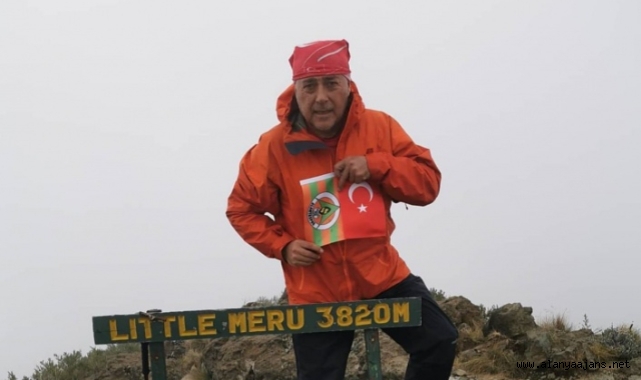 Alanyalı doktor Alanyaspor sevgisini Afrika'nın zirvesine taşıyor