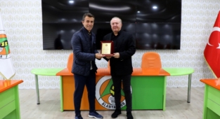 Alanyaspor’da Korkmaz’a plaketli teşekkür