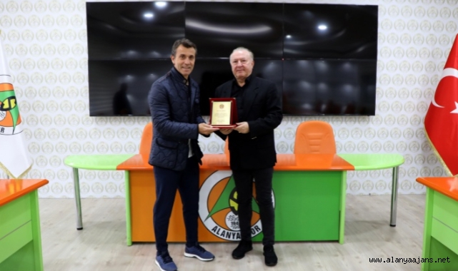 Alanyaspor’da Korkmaz’a plaketli teşekkür