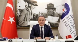 Başkan Böcek’ten saldırıya uğrayan şoföre geçmiş olsun telefonu