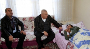 Başkan Şahin'den saldırıya uğrayan şoföre moral ziyareti