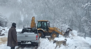 Karda mahsur kalan vatandaşları Alanya Belediyesi kurtardı