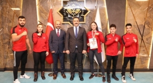 Rektör Kalan'dan bilek güreşi takımına tebrik