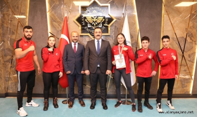 Rektör Kalan'dan bilek güreşi takımına tebrik