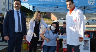 ÜNİVERSİTELİLER AŞI KAMPANYASINA İLGİ GÖSTERDİ