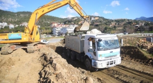 Alanya'da 30 metrelik imar yolunda çalışmalar devam ediyor