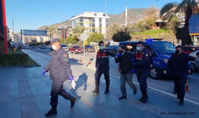 Alanya'da aranan şahıs eczaneden ilaç alırken yakalandı