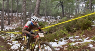 Alanya'da bisikletçiler kara aldırış etmeden kıyasıya yarıştı