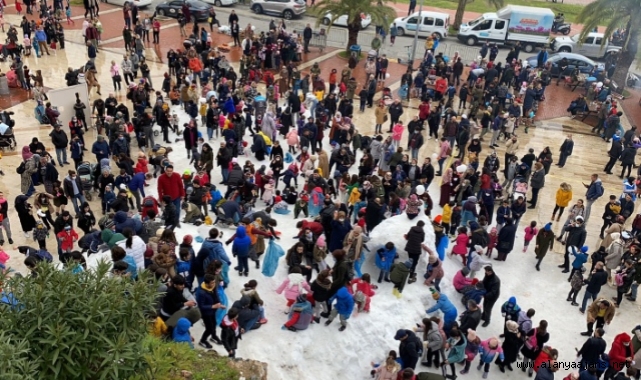 Alanya'da çocukların kar sevinci