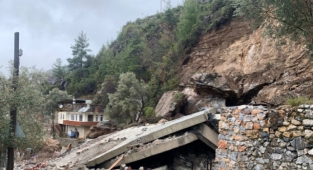Alanya'da dağdan kopan kaya parçaları 3 katlı evi yıktı