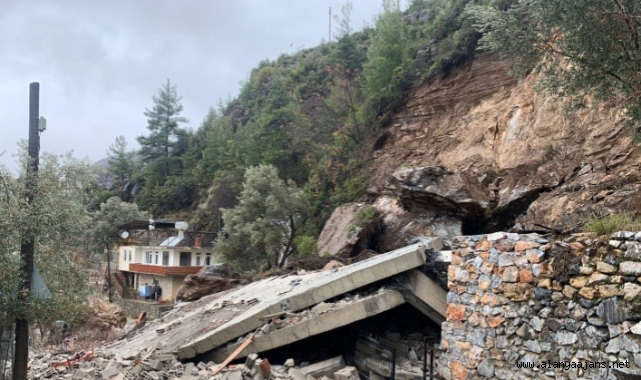 Alanya'da dağdan kopan kaya parçaları 3 katlı evi yıktı