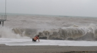Alanya'da dev dalgalara aldırış etmeden denize girdi