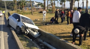 Alanya'da elektrik direğine çarpan kadın sürücü yaralandı