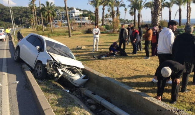 Alanya'da elektrik direğine çarpan kadın sürücü yaralandı